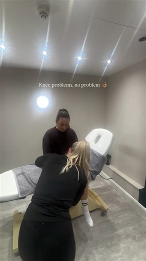 Physiotherapist || Sport Injury || CLINICAL Pilates on Instagram: "Captured a couple of quick knee tests the other day to share with you 🩰 When a patient presents with knee pain, assessing patella tracking and running a Thomas Test can help me track down the route of the problem: 🦵🏼Patella Tracking: Helps identify maltracking, lateral pull, or instability that could be contributing to anterior knee pain. 🦵🏼Thomas Test: Checks hip flexor tightness—often a hidden contributor to altered knee m