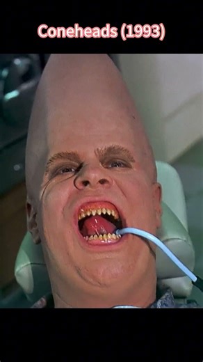 🦷 Dentist’s shock: Alien opens mouth, full of sharp fangs! 🦷