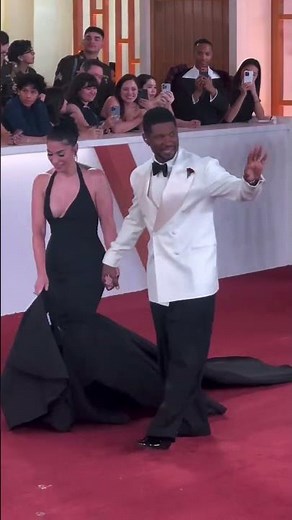 OMG it’s Usher! @usher and wife Jennifer wave their way down the 98th #Oscars carpet!✨ #usher