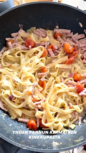 TAIKA KORTENIEMI | RAVINTOVALMENTAJA on Instagram: "Yhden pannun kermainen kinkkupasta😋 2 annoksen resepti: 100g tagliatelle pasta 150g kinkkusuikaleet 100g miniluumutomaatti 100g 4% ruokakerma 1 sipuli 1 vegefondi 3dl kiehuvaa vettä kämmenellinen 10% juustoraastetta + mausteet Aloita pilkkomalla sipuli ja tomaatit pienemmäksi. Laita kaikki ainesosat pannulle (paitsi juustoraaste) ja kaada kiehuva vesi päälle. Hauduta kannen alla noin 10min, kunnes pasta on kypsää. Lisää juustoraaste päälle ja 