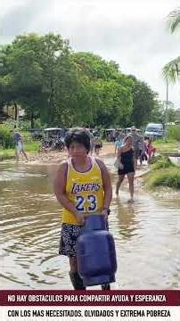 Caminan en agua y barro llevan ayuda a familias de casas inundadas y extrema pobreza en la amazonia