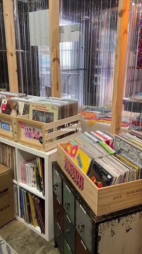 De mis favs🫶🏼Un espacio con un colectivo de negocios locales (thrifting, velas, tattoos, bookstore, ice cream, record store, etc) #santurcepop #santurcepuertorico #santurcepr🇵🇷 #placespuertorico #lugarespuertorico #puertorico🇵🇷 #puertoricoplaces #thingstodoinpuertorico