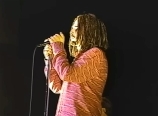 “No big differences these days..” (#notgrunge) Counting Crows are a go-to winter band for me. Here’s a special song of theirs called ‘Walkaways’ live in 1997. ‘August and Everything After’ and ‘Recovering the Satellites’ will always be in my album rotation. #grungebible #notgrunge #adamduritz #countingcrows Video: https://youtu.be/J4x8M5sMPfI?si=ctsD5mugZWl-WH2H | The Grunge Bible