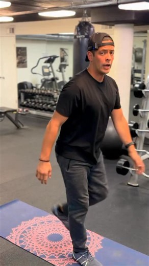 ALEJANDRO MATIAS | STRENGTH AND MOBILITY COACH on Instagram: "If you want stronger, more resilient legs, you need to train one side at a time. This simple single leg sequence hits strength, endurance, and balance in one session. • Reverse lunges x20 Build single leg strength while being easier on the knees than forward lunges. Research shows reverse lunges reduce anterior knee stress while still loading the glutes and quads. • Single leg hip hinges x10 each side Trains glutes and hamstrings whil