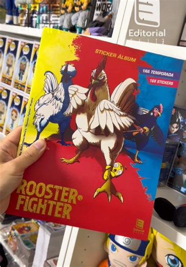 KOKEKOKKOOO!!! 🐓💥 Un gallo enfrentándose a monstruos gigantes… ¡Rooster Fighter es tan absurdo como épico! 🔥 Este álbum reúne la primera temporada completa, con todos sus personajes, combates y momentos más poderosos. ⚡ 📲 Encuéntralo en Editorial Élite en Instagram y TikTok: @editorial_elite_pe #kamehamejuan #coleccionista #álbum #RoosterFighter #anime