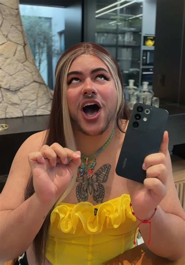 Amiga, o problema não é você... É esse celular que já viveu tudo o que tinha para viver. 🤣 Com o realme C85 Series da @realme Brasil, eu tenho uma bateria gigante de 7000mAh para nunca mais passar por esse tipo de situação. E, no fim do dia, ainda sobra 50% de bateria para assistir às minhas séries. #realme #realmeC85 #UltrarresistênciaàÁguaUltrabateria #Bateria7000mAh