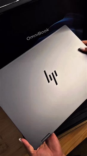 HP OmniBook X Flip 16 — Puissance & flexibilité premium 💻🔄 🖥️ Écran OLED 16” 2K tactile — couleurs éclatantes et confort visuel supérieur 🔄 Convertible 360° — mode PC, tablette, présentation ou multimédia ⚡ Intel® Core™ Ultra 7 256V — performances avancées & efficacité énergétique 🧠 16GB RAM DDR5 — rapidité et multitâche fluide 💾 SSD 1TB NVMe — stockage ultra-rapide et grande capacité ⌨️ Clavier rétroéclairé — confort d’utilisation même en faible luminosité ✨ Design premium & fin — idéal p