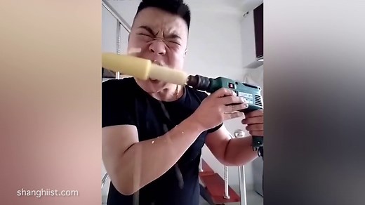 Moment man uses DRILL to eat corn on the cob in ten seconds