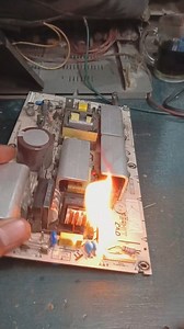 Sekilas kapasitor MKP dan X2 body nya mirip, tapi punya fungsi yang sedikit berbeda. Kapasitor MPX/X2 = Proteksi & Filtering EMI Digunakan di jalur fase-netral listrik AC untuk menekan gangguan elektromagnetik (EMI) dan mencegah lonjakan kecil. Cocok untuk power supply, motor listrik, dan perangkat rumah tangga. MKP = Kapasitor Daya & Filter Presisi Dipakai di rangkaian DC & AC untuk resonansi, koreksi faktor daya (PFC), dan filter audio berkualitas tinggi. Lebih tahan tegangan tinggi dibanding 