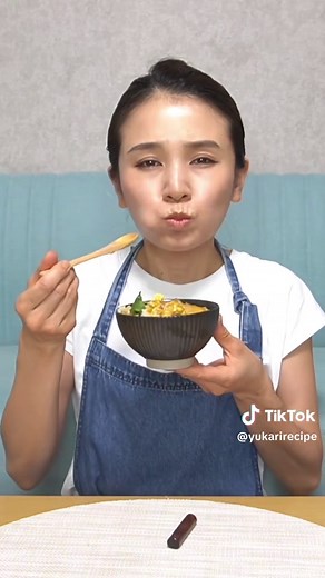 究極の親子丼！卵とろとろでお店レベルに仕上がる簡単なコツ ■材料（2人分） ・鶏もも肉 1枚 ・料理酒 大さじ1 ・鶏がらスープの素 小さじ1/3 ・卵 3個 ・水 150ml ・醤油 大さじ2 ・みりん 大さじ2 ・砂糖 小さじ1/3｜大さじ1 ・だしの素 小さじ1/2 ・めんつゆ 小さじ1/3 ・ご飯 適量 #親子丼 #卵料理 #簡単レシピ #定番料理 #丼