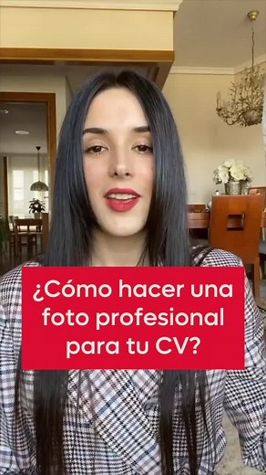 🧐¿Tú incluyes foto? 👇🏻👀¿Cómo hacer una foto profesional para tu CV usando tu teléfono? 📲 1️⃣Sitúate delante de una ventana o un foco de luz frontal. Es importante que esté de frente para no crear contraluces. 2️⃣Vístete de forma profesional. 3️⃣Intenta que la cámara esté a la altura de los ojos. Si puedes usa un trípode, si no intenta apoyar el móvil en algo o pídele a un amigo/a que te haga la foto. 4️⃣Cuando hayas elegido la foto que te gusta procedemos a editarla Edita la foto con una ap