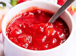 Calda de morango: doce pecado caseiro