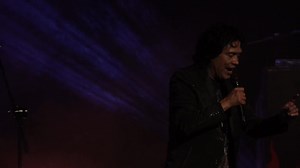 🎸 Copetes, horror y mucho rock & roll: así celebraron los Rebel Cats sus 20 años de historia en el Teatro de la Ciudad Esperanza Iris. Con invitados especiales, exintegrantes y un recorrido electrizante por su discografía, la banda encendió el escenario con ese estilo inconfundible que mezcla rockabilly, punk y cine de terror. No faltó su nuevo sencillo, “Sabrina”, ni los guiños visuales que han hecho de su estética un sello inconfundible. Fue una noche para fans de hueso colorado, pero también