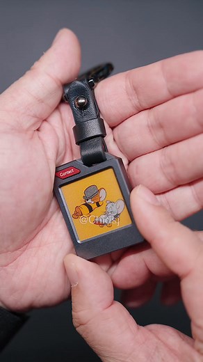 This e-ink GPS tag tracks keys, camera, backpack, luggage, or pets, syncs with Phone.🔥It’s a fun, customizable little gadget and such an easy gift idea for anyone this holiday season 🎁 | Telescopet