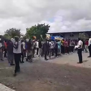 #LUANDA GREVE NO GRUPO BOA VIDA Hoje 09 de fevereiro greve no Grupo Boa vida,trabalhadores reclamam baixo salário ou melhor até neste há trabalhador que ganha abaixo de 70.000 kz, sem direito a férias ou algum subsídio. | Francisco Teixeira MEA
