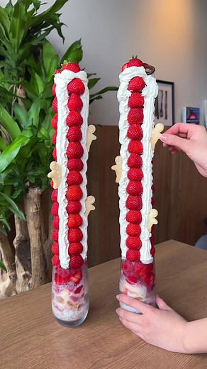 エベレストいちごパフェ：贅沢な山登り体験！