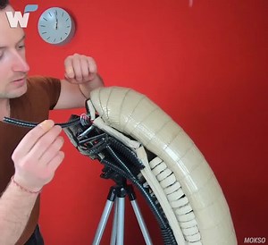 1.8M views · 14K reactions | Impresionante recreación de Alien con cartón  Autor: Mokso | Wipy TV | Facebook