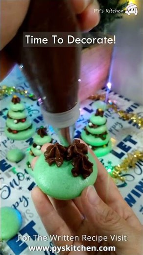 Cute & Delicious Christmas Tree Macarons!