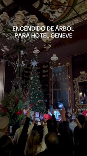 Este año formamos parte de la ambientación navideña y el show de santa para el legenadrio Hotel Geneve, en Ciudad de México #mapaeventos #sabemosdefiesta #hotelgeneve #encendidodearbol #christmas #christmasdecor
