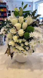 721K views · 7.8K reactions | White flower arrangement masterpiece #flowers #flowerarrangement #floraldesign #flowerbouquet #white | Satisfied Florist | Facebook