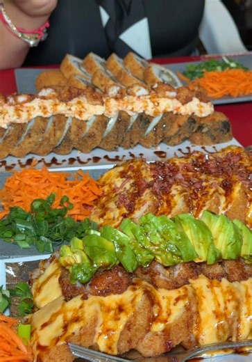 ¡Sushi a un $1! 🤑👀 #sushi #diadelsushi #cln #parati #fyp | Sushi