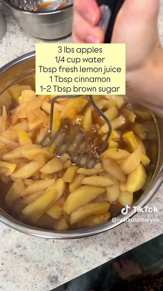 You’ll never want to go back! Best served warm 💛 And I used Gala apples🍎 #cooking #homemade #applesauce #homemadefood #applepie