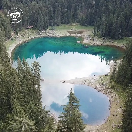 Lake of Carezza, the “Rainbow Lake” of the Dolomites | Giallozafferano Loves Italy