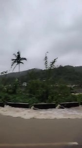 PANOORIN | Pahirapan ang pagdaan ng mga motorista sa Bato–San Miguel Road, partikular sa bahagi ng Balongbong–Sibacungan Road malapit sa Balongbong Power Plant, dahil sa pagtaas ng lebel ng tubig sa kalsada. Kaugnay nito, mahigpit na pinag-iingat ng MDRRMO Bato ang mga motoristang dumaraan sa lugar upang maiwasan ang anumang aksidente o insidente. Ayon sa PAGASA, ang Shear Line ang patuloy na nakaaapekto sa Catanduanes, na nagdadala ng katamtaman hanggang malalakas na pag-ulan sa lalawigan. | vi