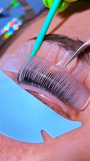 Nat Lamiprof | Corsi laminazione online on Instagram: "Korean Lashlift: Area pratica • Controllo del pelo nello Step 1 e nello Step 2 secondo la tecnica coreana. • Tecnica con Flat Pads. • Tecnica con Reverse Pads. • Metodo “ciglia in basso sul patch”. • Lavorazione direttamente sul bigodino. • Metodo combinato (Flat Pads e Patch) per ciglia particolarmente rigide. • Utilizzo di colla gel e polveri adesive. • Metodo rapido senza utilizzo di colle. • Applicazione della tecnica coreana su ciglia c