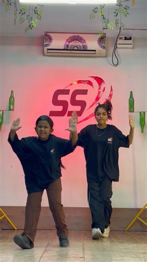 Left right two #dance #dancerlife #yt #ssdanceacademy #two #viraldance #ytstudio #shorts #youtube