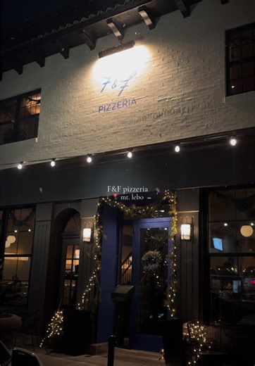 The perfect cozy girls din!!! The snow felt like a played actor! Loveee that my friends live on this side of pgh. We swung by on a Monday night enjoyed the most delish salad, pasta pizza at their beautiful bar! Be back so soon 😙🤌🏼 #pittsburgh #foodie #pizza #newrestaurant #fyp