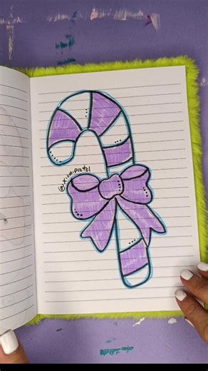 DIBUJOS FACILES DE HACER! Aprende Letras Bonitas desde cero, con calma y sentido ✨ ¿Te gustaría escribir bonito, pero sientes que “no tienes buena letra”? Déjame decirte algo como profe: la letra no es talento, es técnica y práctica consciente ✍🏽💛 En mi Curso de Letras Bonitas te enseño paso a paso: ✔️ Cómo tomar el lápiz correctamente ✔️ Trazos básicos que transforman tu escritura ✔️ Letras claras, armoniosas y legibles ✔️ Decoración sencilla y hermosa ✔️ Ritmo, paciencia y disfrute al escrib