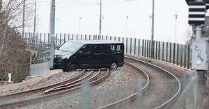 Etiopiska ambassaden ber om ursäkt för övergiven diplomatbil på tågspår