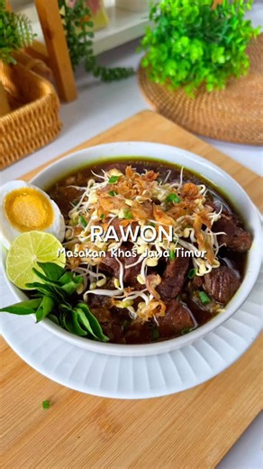 Armaida Aditia on Instagram: "Rawon khas Jawa Timur 🍀 Begini loooh rawon yang enak menurut akuuu. Warnanya hitam kuahnya medok berbumbu plus wangi. Makannya wajib pake taoge pendek, telur asin, kemangi sama jeruk limo! Masya Allah takbir enaknyaaa Rawon 🍀 Ala @hi_armaida Bahan : 500gr daging sengkel 15 siung bawang merah 15 siung bawang putih 5 butir kemiri 1/2 sdm jinten 2 sdm ketumbar 2 ruas jahe 2 ruas kencur 8 butir keluwek 10 lembar daun jeruk 5 lembar daun salam 4 batang sereh 2 jempol l