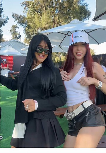 Yurielkys Ojeda y chicas lesbianas besándose