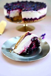 7.1K reactions · 1.7K shares | Dazzle your guests at your next party with this beautiful no-bake blueberry cheesecake. This delicious no-bake dessert is sweet and special in every way. Perfectly curated to impress with both its presentation and taste. As they say, one slice is never enough!𢡄葉 Get the recipe: https://www.foodandhome.co.za/recipes/dessert/no-bake-blueberry-cheesecake #cheesecake #blueberrycheesecake #nobake | Food & Home Magazine | Facebook