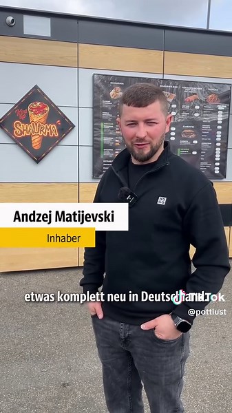 Der Food-Container „Kira up Shaurma“ steht seit Kurzem an der Metro in Mülheim. Inhaber Andzej Matijevski bietet hier „Shaurma“ an – eine osteuropäische Form des Shawarmas, die es in Deutschland nur selten gibt 🌯 Habt ihr sie schon mal probiert? Schreibt es uns in die Kommentare! #shawarma #muelheim #nrw #ruhrgebiet