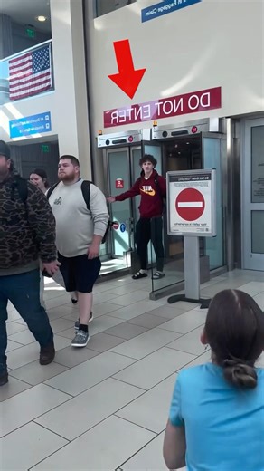 Solo quiere abrazar a su hermano menor.#shorts