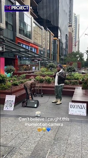 Teddy Swims sings Lose Control with busker in Brisbane