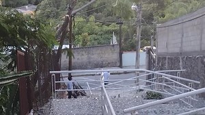 3.1K views · 37 reactions | Extreme precaución Por accidente trabajadores de Telmex, al cortar una rama de un árbol, les gana y se va hacia los cables de alta tensión de la CFE, provocando un fuerte corto y dejando sin luz a varias familias. Los hechos ocurrieron está tarde en el andador Niños Héroes esquina calle Emiliano Zapata de la colonia Alta Palmira, mientras realizaban trabajos de la compañía. | Alta Palmira Tradición y Comunidad | Facebook