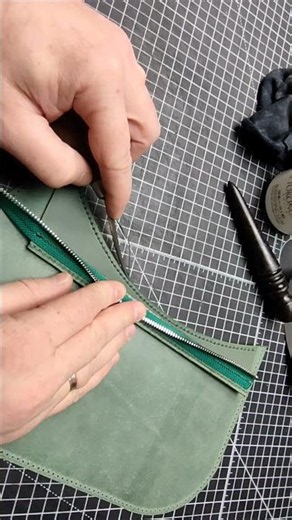 Making leather baguette bag. Leather bag pattern. Handbag sewing #bagpattern #diybag