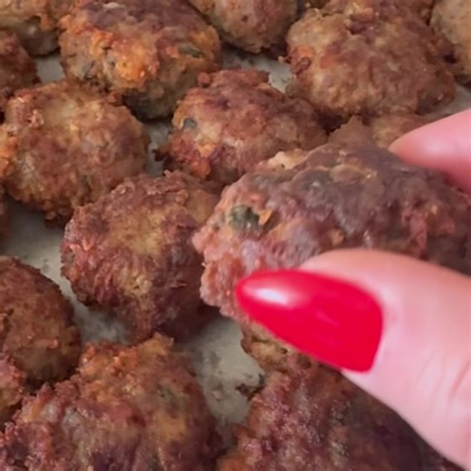 🇬🇷 Greek Keftedes (Meatballs) Golden, fragrant, and irresistibly tasty, Keftedes are a true staple of Greek cuisine. Traditionally served at family gatherings, village tavernas, or Sunday lunches, these little meatballs are crispy on the outside yet soft and juicy inside. Infused with fresh herbs like mint and oregano, they carry the essence of the Mediterranean in every bite. Often paired with tzatziki, fried potatoes, or a fresh horiatiki salad, Keftedes are perfect as an appetizer, a meze d