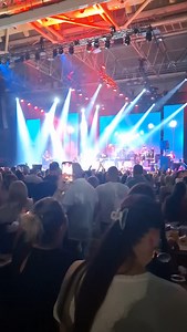 🎤✨ Srbijanski folker Aco Pejović @aco_pejovic u sarajevskoj dvorani Zetra održao je dugo očekivani koncert! Atmosfera je bila nezaboravna – publika je zajedno s njim pjevala brze hitove i emotivne balade poput „Sve ti dugujem”, „Nema te nema”, „Da si tu” i mnoge druge. 🎶🥳 Posebno iznenađenje večeri bio je trenutak kada je na binu pozvao Halida Bešlića kao svog specijalnog gosta, što je izazvalo oduševljenje publike! 💥🎉 🎤✨ Pejović je sinoć u Zetri otpjevao hit „Ljiljana” koji je izazvao pra