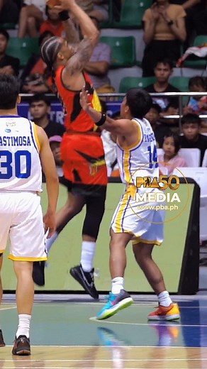 Ross over Barroca! 💪💪 🔴 LIVE ON: PBA Rush, RPTV ch9, Pilipinas Live & One Sports YouTube! ➡️ Tickets available here: https://www.ticketnet.com.ph/ #PBA50 #PhilCup #PBA50LID | PBA
