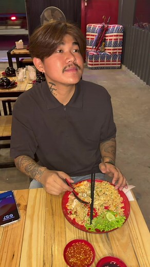 ក៉ំភ្លេចមកជួបអាយដលរៀងរាល់ថ្ងៃពុធនិងព្រហស្បតិ៍ នៅស្ថានីយ៍សេដណាបងៗ ពួកយេីងមានPromotion 20% ទៅលេីអាហារនិងភេសជ្ជៈគ្រប់ប្រភេទ ចាប់ពីថ្ងៃនេះរហូតដល់ចុងខែវិច្ឆិកា ទីតាំង 📍https://maps.app.goo.gl/bP2Yf2YvaLiZNFbx6?g_st=ipc លេខសម្រាប់កក់តុ 087 65 88 85/ 017 677 666