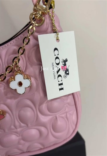 She’s giving soft girlie🎀 🏷️K2550. Call/WhatsApp 260769835500 to purchase. #pink #pinkaesthetic #coachbag #zambiantiktok🇿🇲 #foryoupage