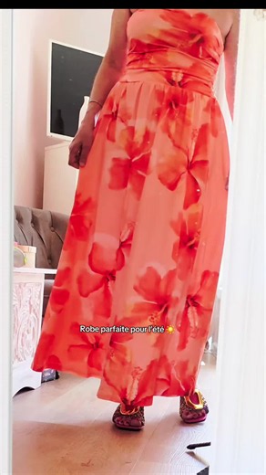 Robe longue bustier fleurie, idéale pour l’été, les vacances, les sorties ou les soirées. Fluide, féminine et lumineuse avec sa belle couleur orange. #robe #robelongue #modefemme #offresdété #vacances