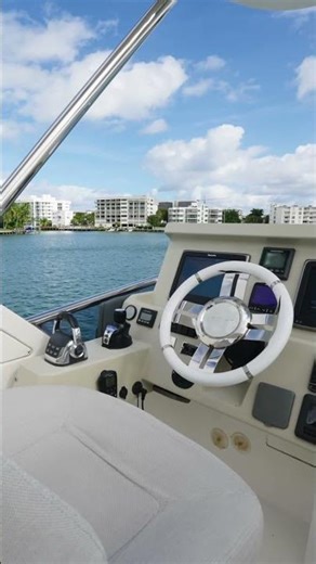 2017 Azimut 50 Fly Yacht | Running Footage and Luxury Highlights