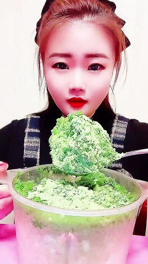 #ice #iceeating #iceeatingasmr #frost#frostice #asmr #satisfying #mukbang #eating #fyppp #eatingasmr #fyp #foryoupage #viral #blowthisup #fypシ #coloredice ##qian#qianice#icebiteesonly