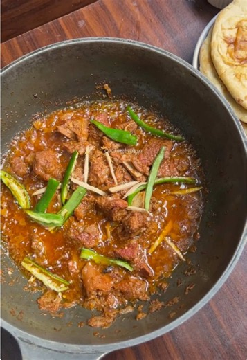 Mutton Boneless Red Handi🌻 . Ingredients⬇️ Boiled Boneless Mutton/Beef/chicken Handi Masala of any food brand Yougurt Tomatoes paste Ginger garlic paste Marinate for 1 hour Chopped Onion Marinated Mutton Yakhni Green chilli and ginger for Garnish . #cookingbyaqsa #muttonhandi #muttonrecipes #muttonrecipe #cookingvideos